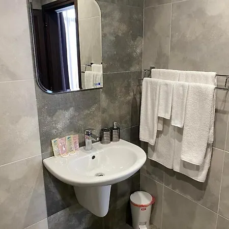 Хотел Downtown Hotel And B&B