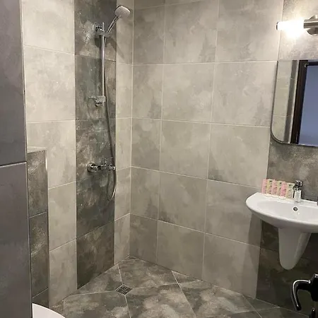 Downtown Hotel And B&B Хотел
